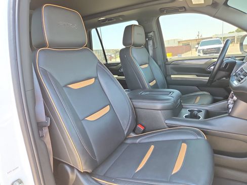Used 2024 GMC Yukon AT4 w/ Technology Package AWD/4WD image 9