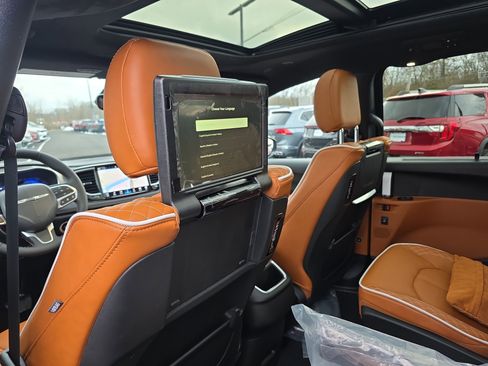 New 2026 Chrysler Pacifica Pinnacle image 16