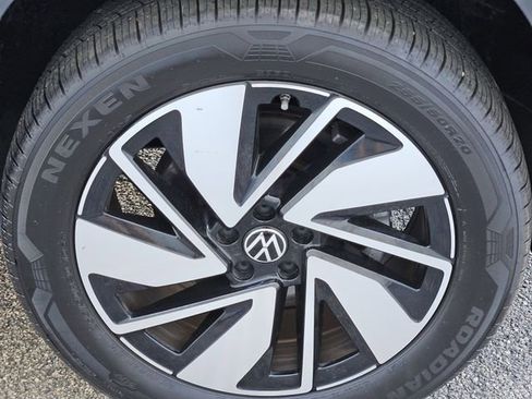 Used 2025 Volkswagen Atlas SE FWD image 11
