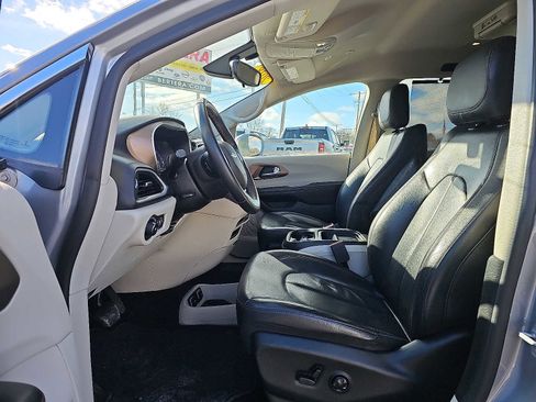 Used 2018 Chrysler Pacifica Touring-L w/ Tire & Wheel Group image 17