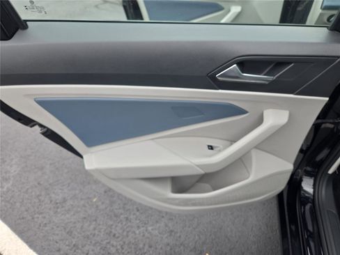 Certified 2025 Volkswagen Jetta SE w/ Sunroof Package image 23