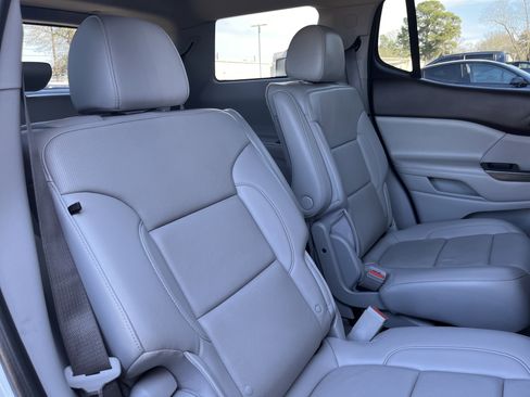 Used 2023 GMC Acadia SLT image 17