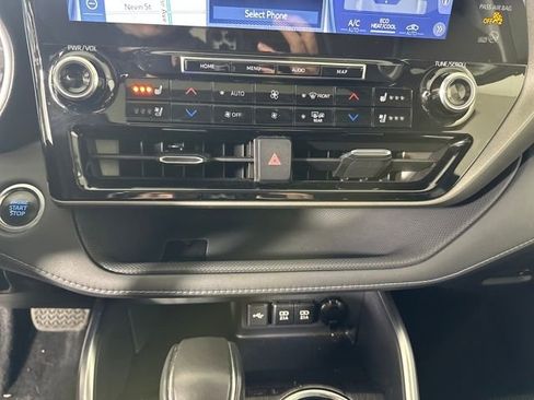 Used 2020 Toyota Highlander Limited image 23