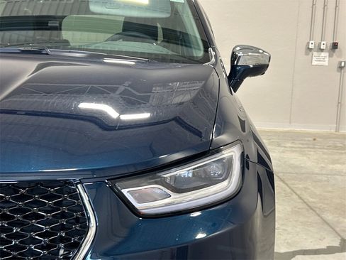 Used 2022 Chrysler Pacifica Limited image 10