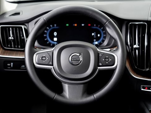 Used 2022 Volvo XC60 B5 Momentum w/ Advanced Package image 12