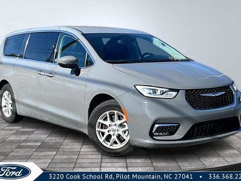 Used 2023 Chrysler Pacifica Touring-L FWD image 1
