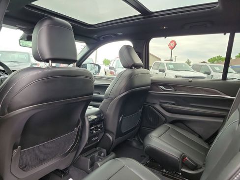 Used 2024 Jeep Grand Cherokee L Limited w/ Luxury Tech Group II AWD/4WD image 16