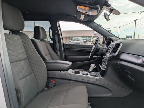 Used 2020 Jeep Grand Cherokee Laredo image 31