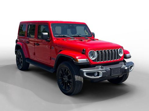 Used 2025 Jeep Wrangler Unlimited Sahara AWD/4WD image 7