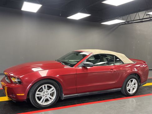 Used 2010 Ford Mustang Convertible image 9