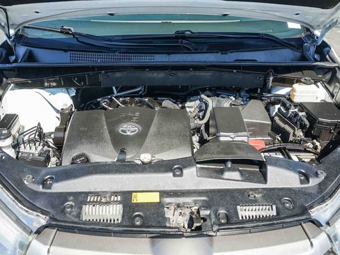 Used 2018 Toyota Highlander XLE w/ Carpet Mat Package (TMS) image 25