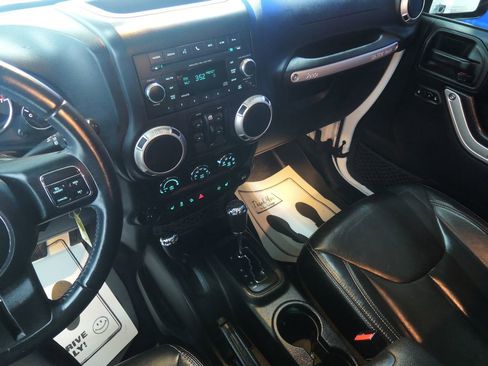 Used 2018 Jeep Wrangler Unlimited Sahara w/ Connectivity Group image 19