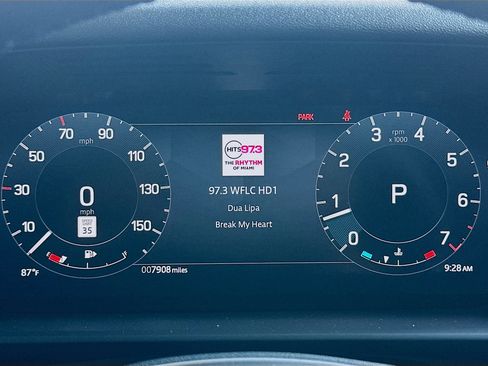 Used 2024 Land Rover Discovery Dynamic SE image 9