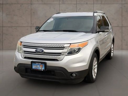 Used 2015 Ford Explorer XLT image 2