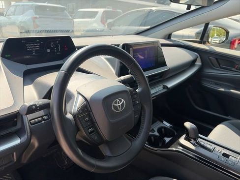 Used 2025 Toyota Prius LE FWD image 5
