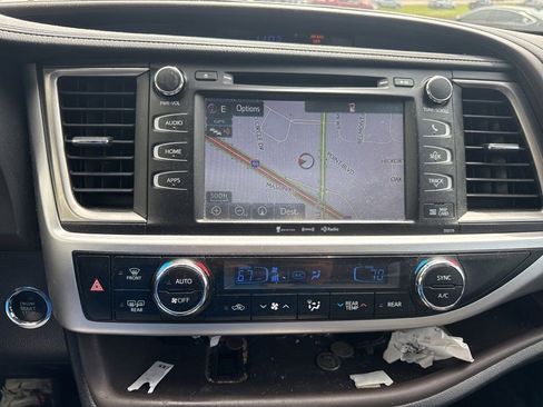 Used 2018 Toyota Highlander XLE AWD/4WD image 21