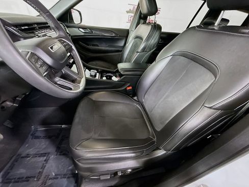 Used 2023 Jeep Grand Cherokee L Laredo image 25