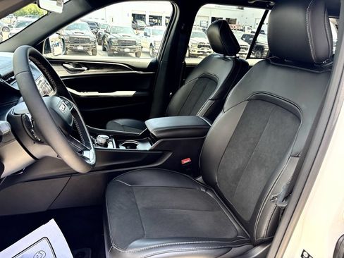 New 2026 Jeep Grand Cherokee Altitude RWD image 19