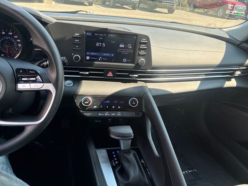 Used 2022 Hyundai Elantra SEL FWD image 19
