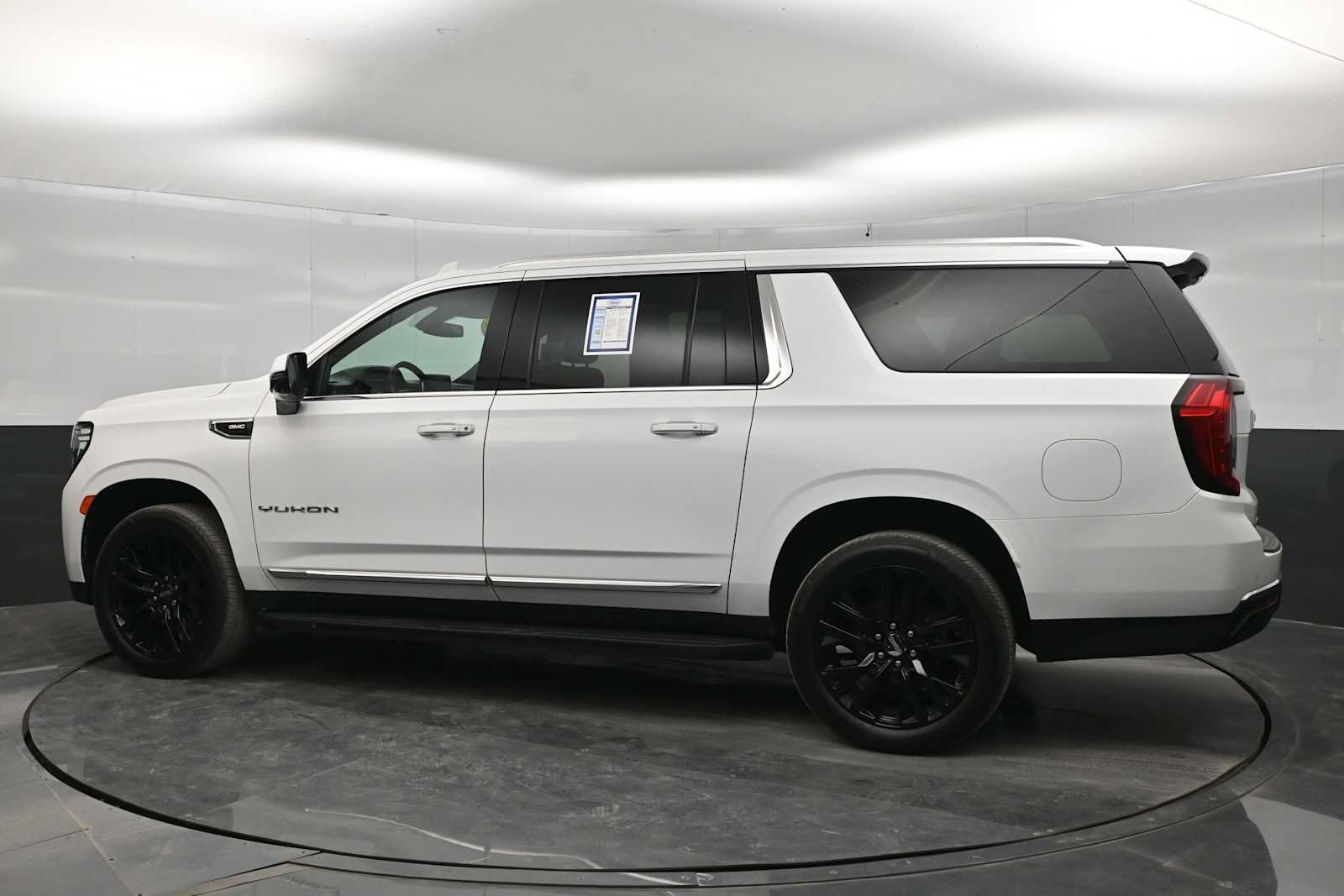 Used 2022 GMC Yukon XL SLT w/ SLT Premium Package AWD/4WD image 5