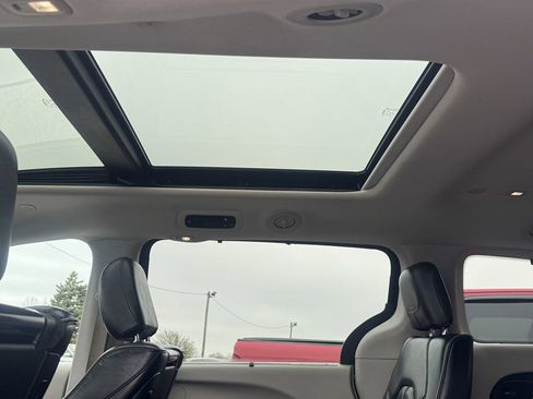 Used 2019 Chrysler Pacifica Limited w/ Tire & Wheel Group image 23