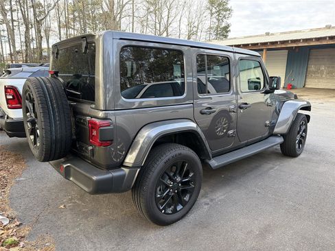 Used 2025 Jeep Wrangler Sahara image 4