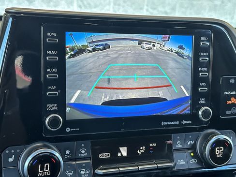 Used 2022 Toyota Highlander XLE AWD/4WD image 19