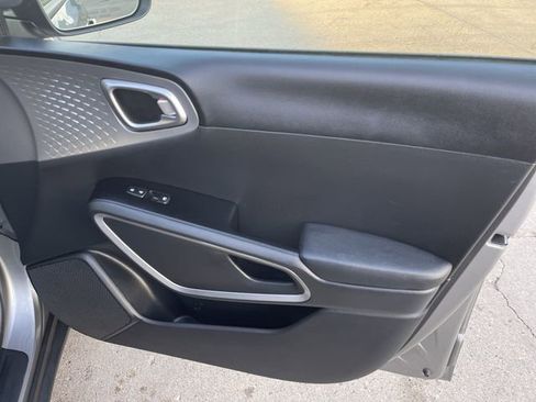 Used 2023 Kia Soul LX w/ LX Technology Package image 16