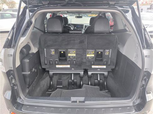 Used 2017 Toyota Sienna SE image 12