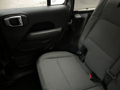 Used 2025 Jeep Wrangler Sahara image 38