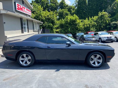 Used 2019 Dodge Challenger SXT image 5