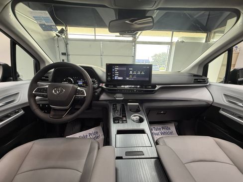 Used 2026 Toyota Sienna XLE FWD image 13