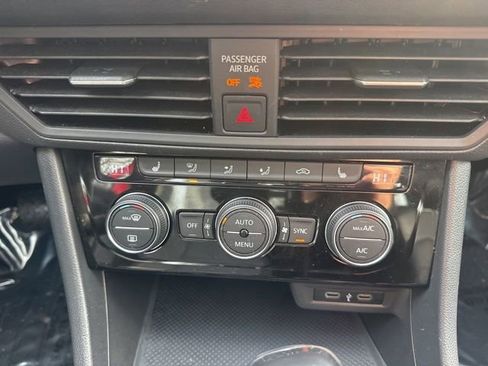 Used 2022 Volkswagen Jetta SE image 16