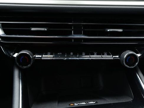 Used 2025 Chevrolet Traverse LT image 18