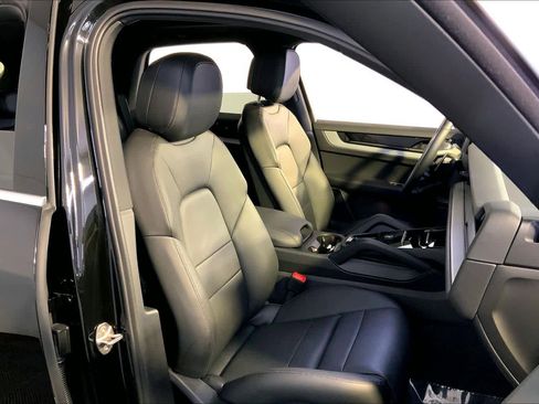 Used 2025 Porsche Cayenne image 18