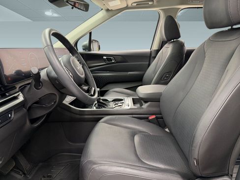 Used 2025 Kia Carnival SX Prestige FWD image 4