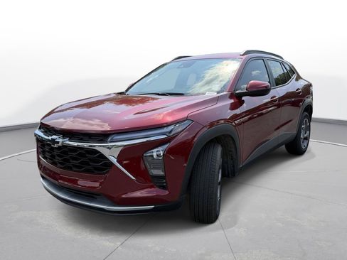 Used 2025 Chevrolet Trax LT w/ LPO, Blackout Package FWD image 2