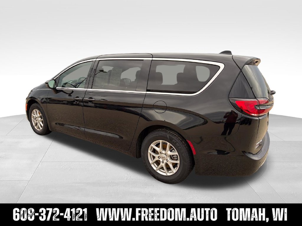 Used 2025 Chrysler Pacifica Select FWD image 4