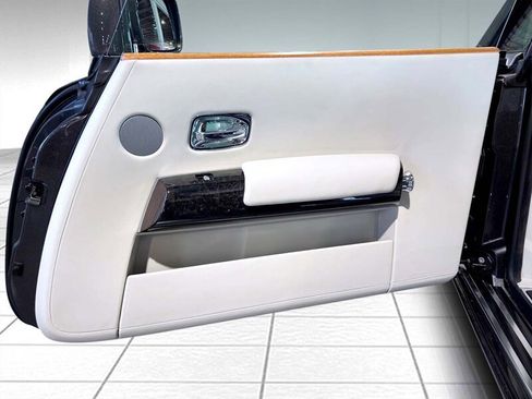 Used 2012 Rolls-Royce Phantom Drophead Coupe image 21