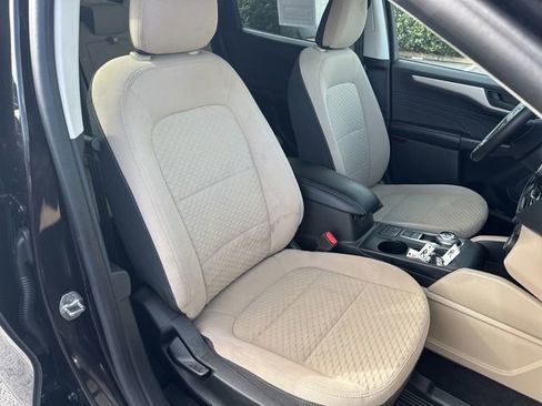 Used 2022 Ford Escape SE w/ SE Sport Appearance Package image 18