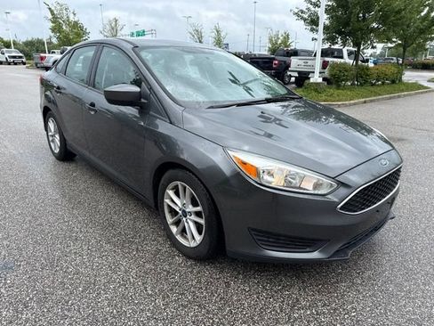 Used 2018 Ford Focus SE FWD image 1