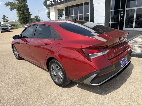 Used 2024 Hyundai Elantra SEL FWD image 4