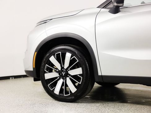 Used 2025 Mitsubishi Outlander SE image 6