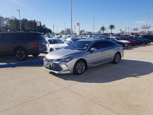 Used 2022 Toyota Avalon XLE image 3