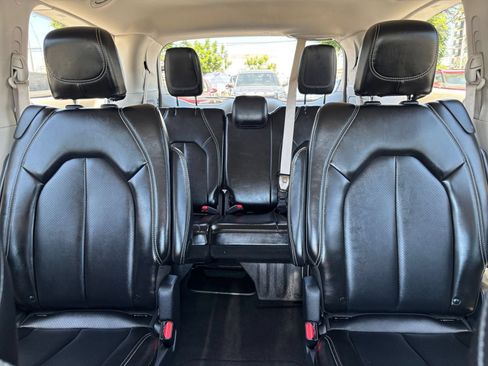 Used 2024 Chrysler Pacifica Touring-L FWD image 40