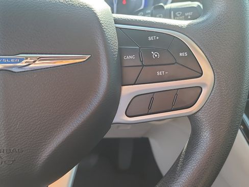 Used 2018 Chrysler Pacifica Touring Plus w/ Tire & Wheel Group FWD image 30