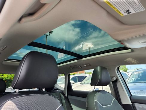 Used 2024 Volkswagen Taos SE w/ Panoramic Sunroof Package FWD image 14