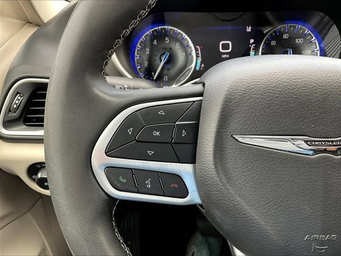 Used 2023 Chrysler Pacifica Touring-L FWD image 13