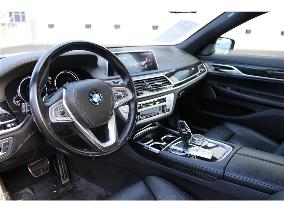 Used 2019 BMW 740i w/ M Sport Package RWD image 9