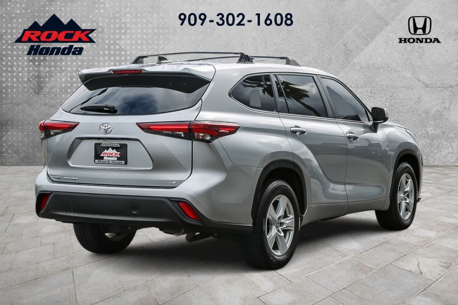 Used 2024 Toyota Highlander LE FWD image 4
